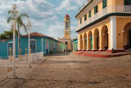 Día soleado en La Habana, Cuba, con autos antiguos y edificios coloniales