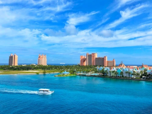 Titolare di visto USA su una spiaggia tropicale alle Bahamas