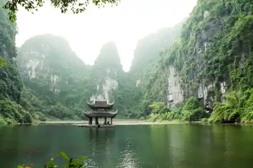 Viaggiatore australiano che si gode una strada ad Hanoi, Vietnam