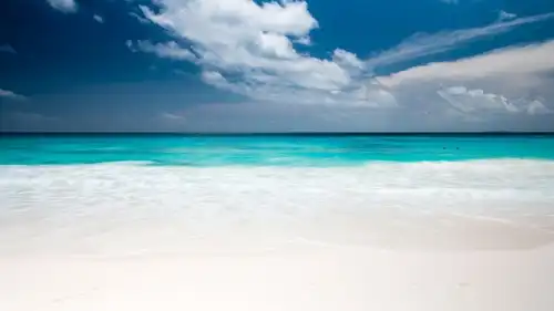 Viaggiatori indiani che si rilassano su una spiaggia delle Seychelles