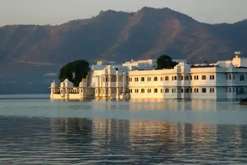 Touriste consultant les frais de l’eVisa pour l’Inde en ligne
