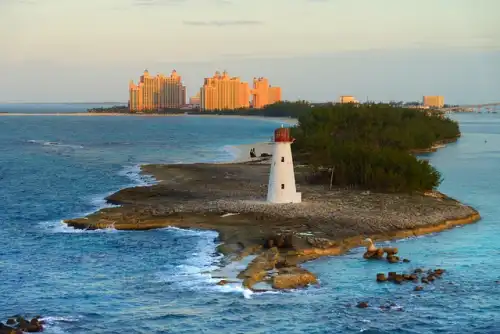 Turista che compila il modulo eVisa delle Bahamas online su un laptop