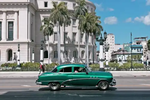 Un vuelo turístico aproximándose a La Habana, Cuba al atardecer