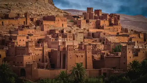 Un viaggiatore sorridente in un mercato marocchino