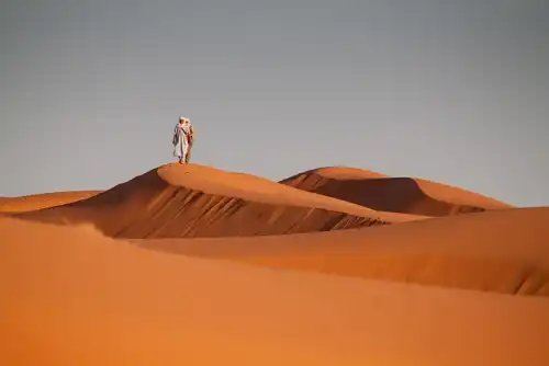 Vista panoramica del deserto del Sahara al tramonto in Marocco