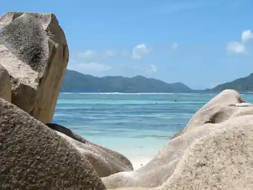 Una villa di lusso fronte mare circondata da acque turchesi alle Seychelles